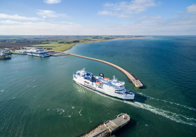 Scandlines Fähre fährt ins Hafen in Puttgarden ein